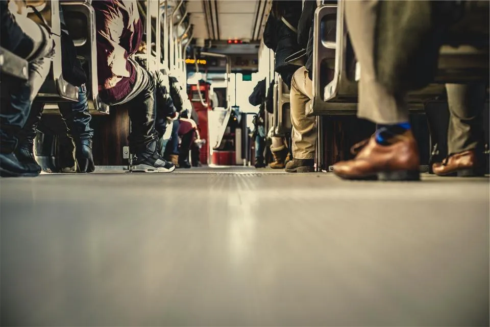 Putnici u gradskom autobusu