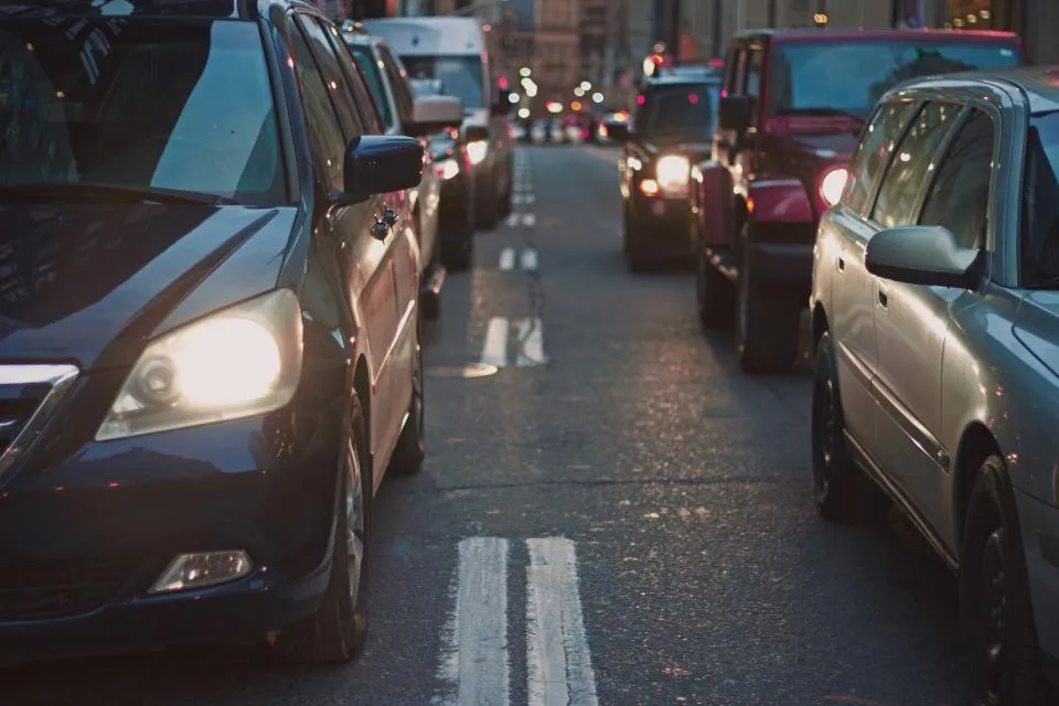 Automobili u gustom gradskom saobraćaju