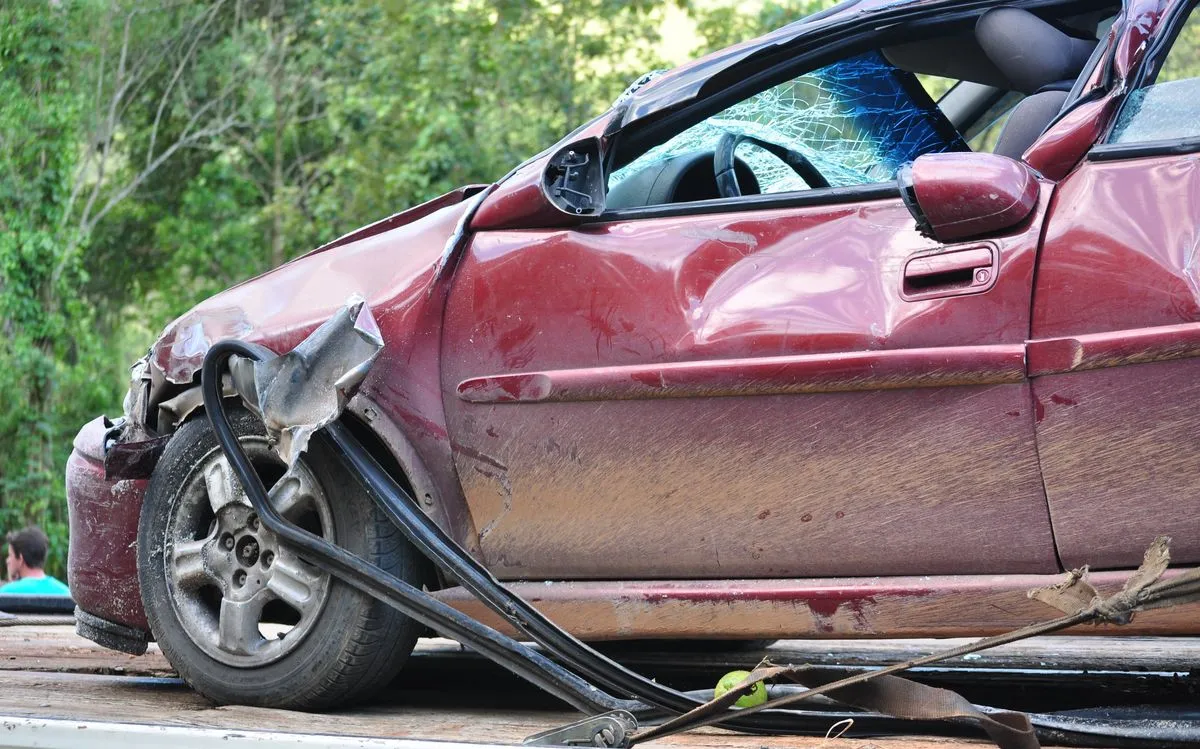 Oštećen crveni automobil na šleperu posle sudara