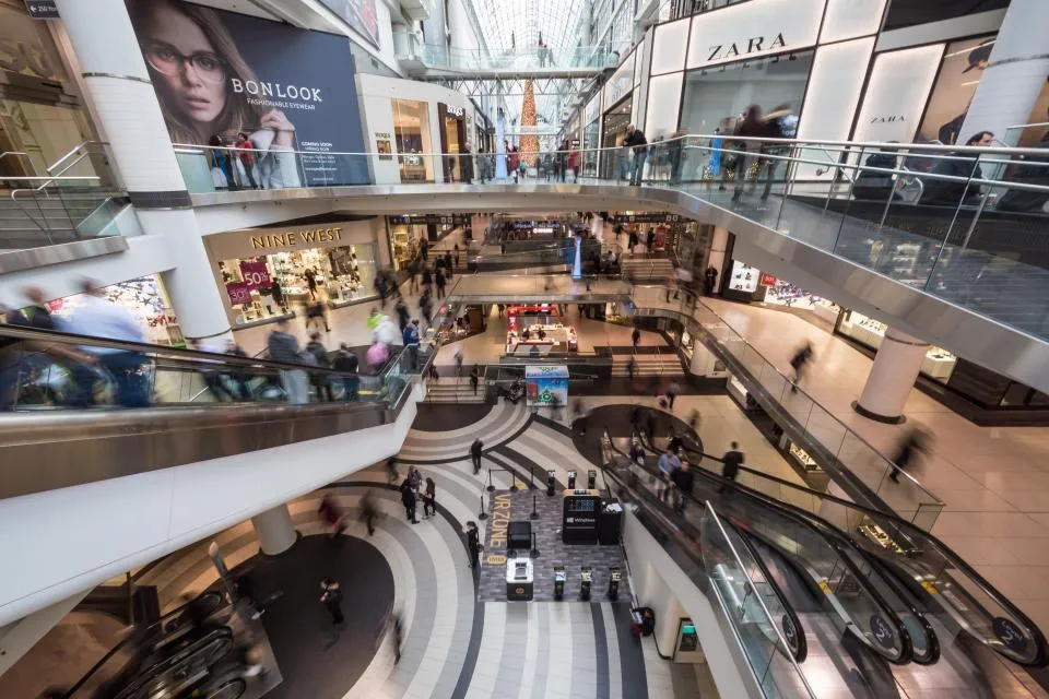 Unutrašnjost tržnog centra sa pokretnim stepenicama